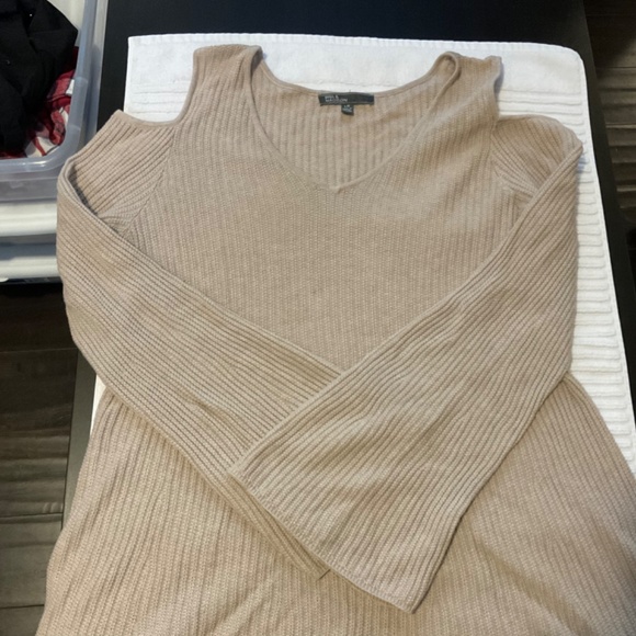 89th and Madison knitted long sleeve top with shoulder cut outs - Picture 2 of 2